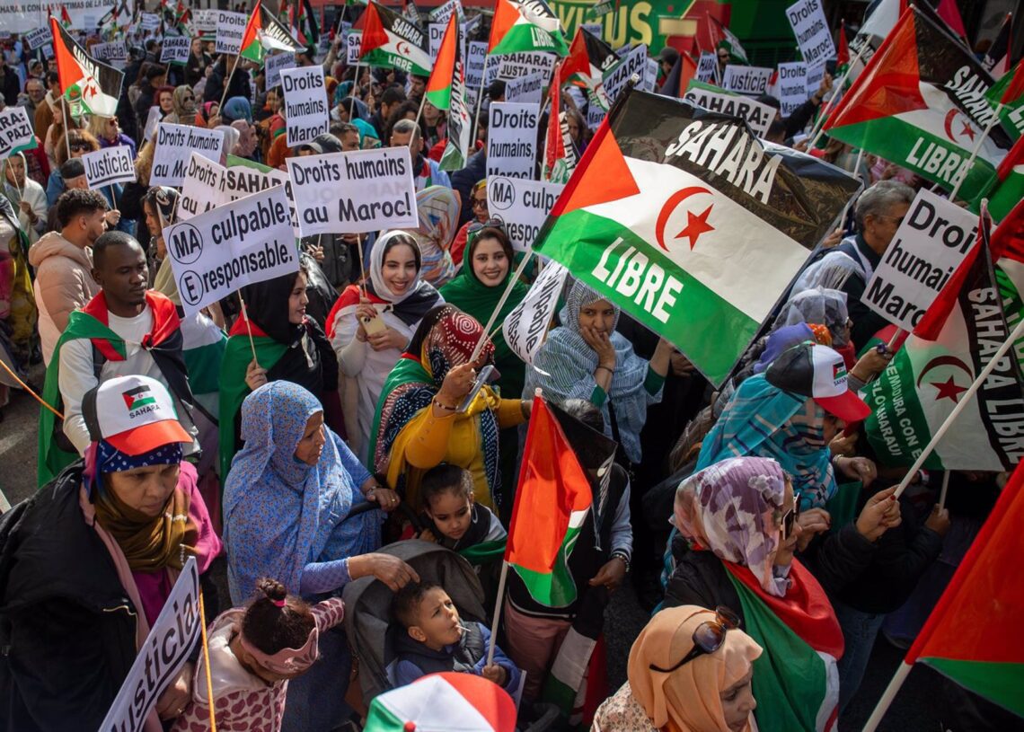 Archivo - Varias personas durante una manifestación por la autodeterminación del Sahara Occidental en Madrid, en noviembre de 2024Europa Press/Contacto/David Canales - Archivo