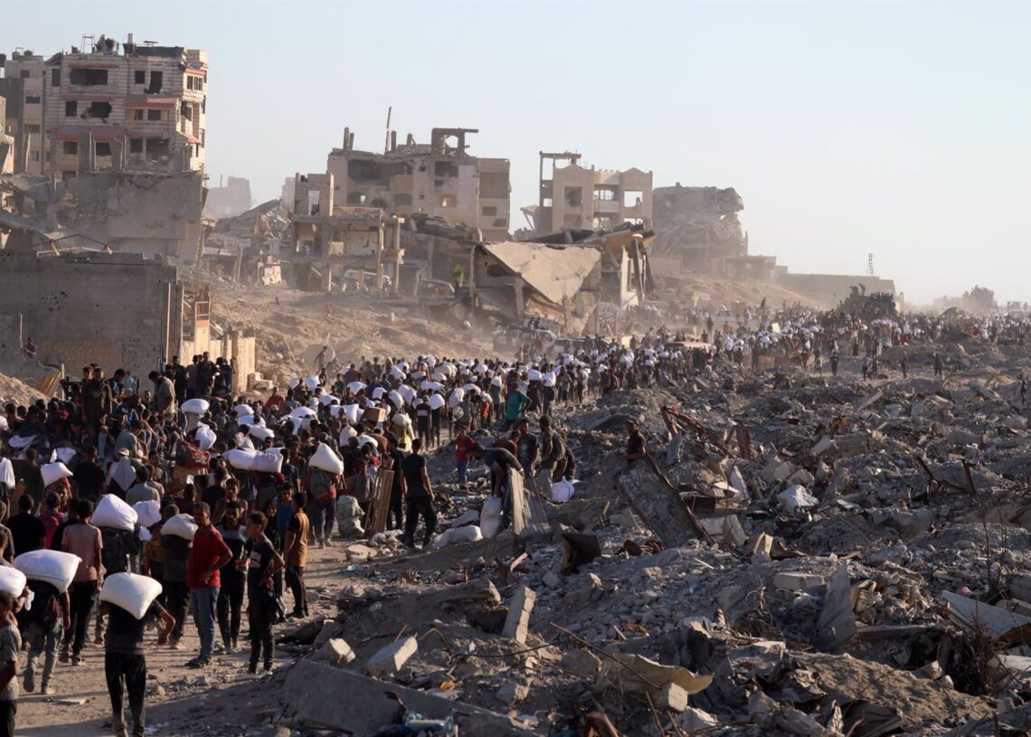 Palestinos con paquetes de ayuda humanitaria en la Franja de GazaEuropa Press/Contacto/Omar Ashtawy