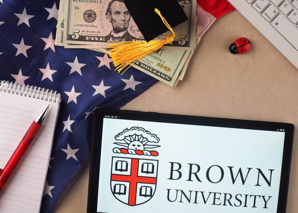 Archivo - Ilustración con logo de la Universidad de Brown, Rhode Island, Estados UnidosEuropa Press/Contacto/Igor Golovniov - Archivo