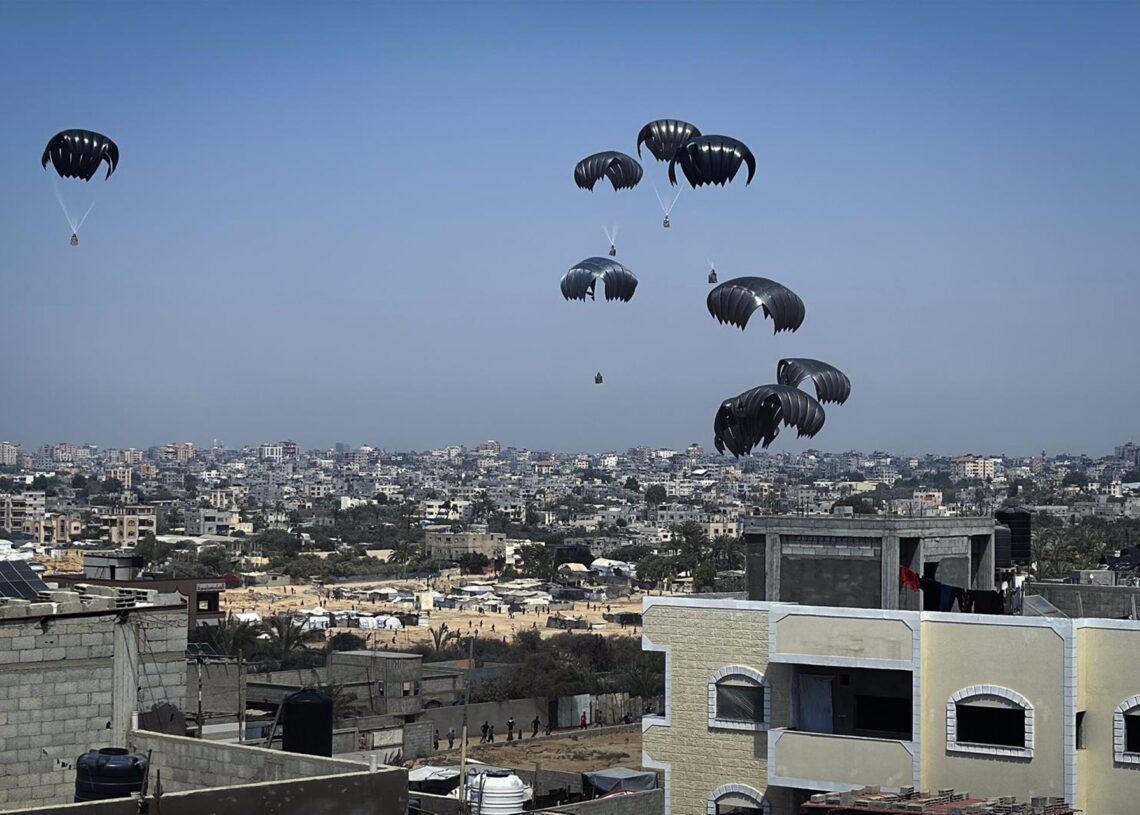 Aviones de carga militares lanzan suministros de ayuda humanitaria sobre la parte occidental de Deir al Balá, Gaza.Europa Press/Contacto/Ahmed Ibrahim