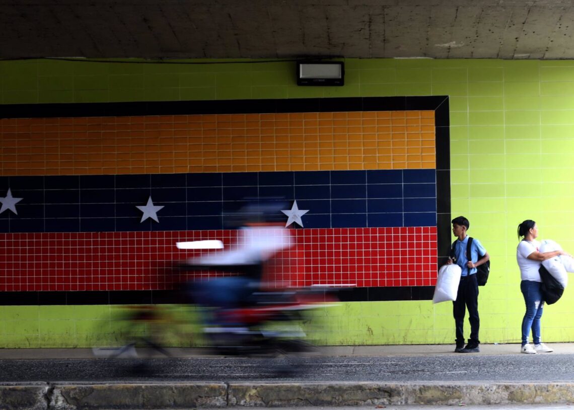 Archivo - Vista de la bandera venezolana sobre las calles de la localidad venezolana de ValenciaEuropa Press/Contacto/Juan Carlos Hernandez