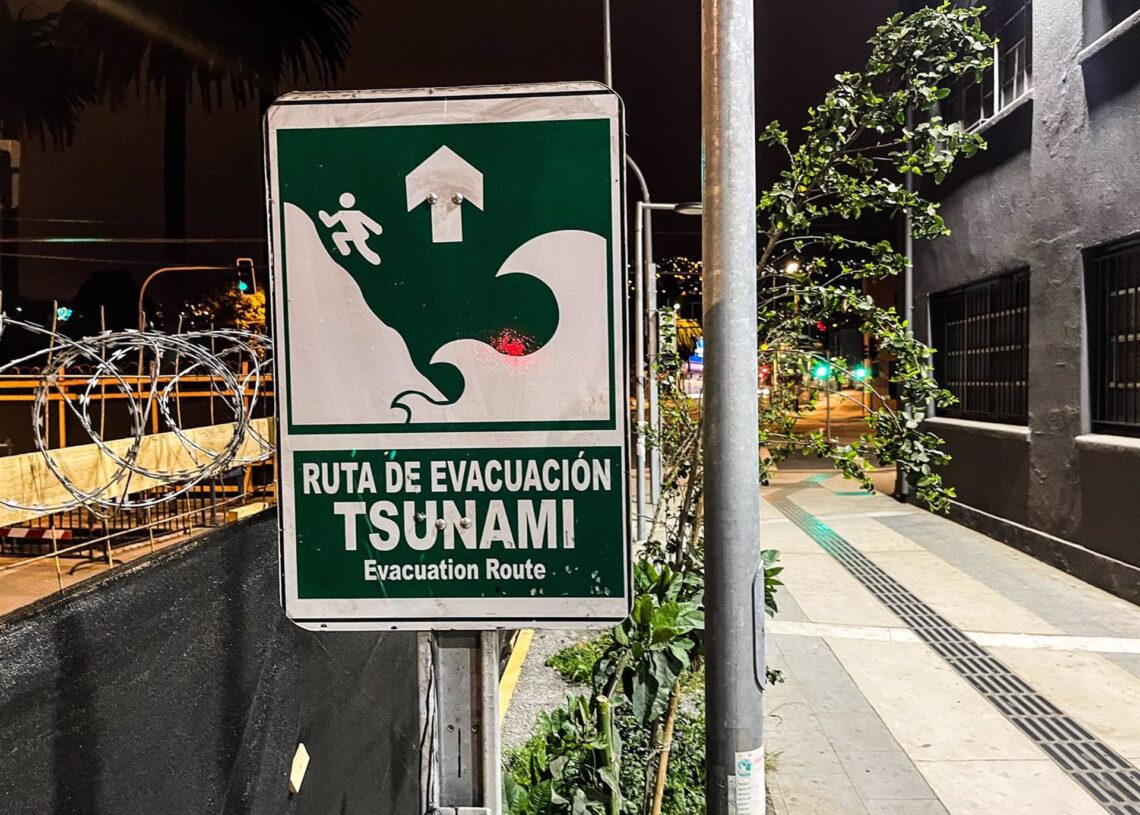 Señales indicando rutas de evacuación ante el peligro de un tsunami en la región chilena de ValparaísoEuropa Press/Contacto/Cristobal Basaure Araya