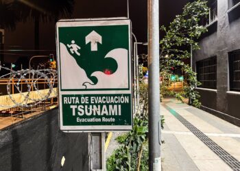 Señales indicando rutas de evacuación ante el peligro de un tsunami en la región chilena de ValparaísoEuropa Press/Contacto/Cristobal Basaure Araya