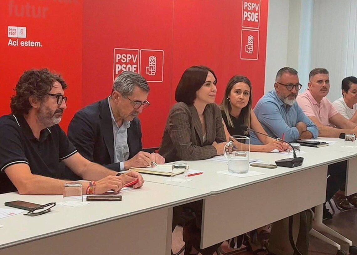 La ministra de Ciencia y Universidades y secretaria general del PSPV-PSOE, Diana Morant (c), junto a José María Ángel (i)DIANA MORANT EN SU CUENTA DE X