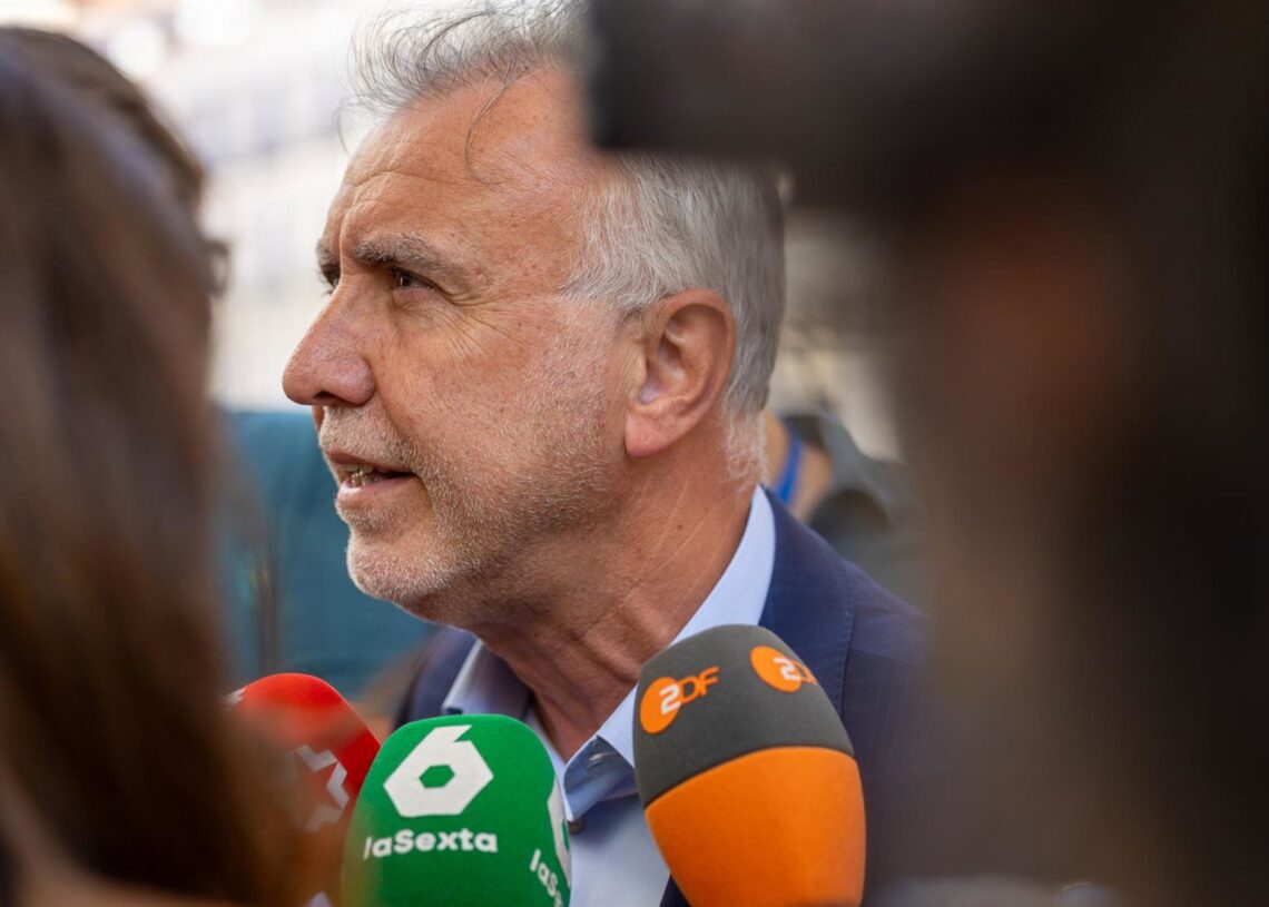 El ministro de Política Territorial y Memoria Democrática, Ángel Víctor Torres, atiende a los medios de comunicación a su llegada a una sesión plenaria extraordinaria, en el Congreso de los Diputados, a 22 de julio de 2025, en Madrid (España).Ananda Manjón - Europa Press