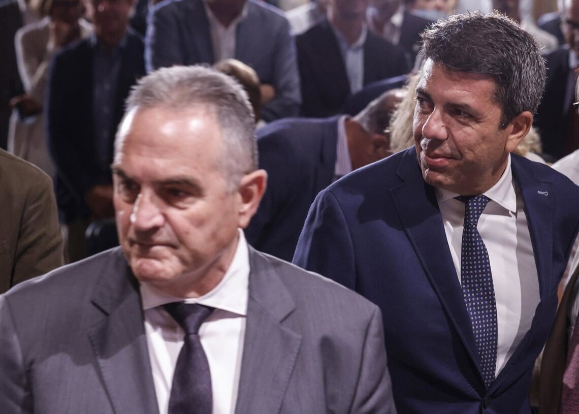 Archivo - El vicepresidente segundo y conseller para la Recuperación Económicaonómica y Social de la Generalitat Valenciana, Francisco José Gan Pampols (i) y el president de la Generalitat, Carlos Mazón (d), en imagen de archivoRober Solsona - Europa Press - Archivo