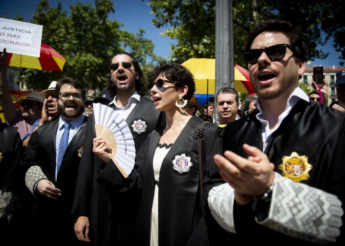 Archivo - Varias personas durante una concentración de jueces y fiscales frente al Tribunal Supremo, a 28 de junio de 2025, en Madrid (España).Juan Barbosa - Europa Press - Archivo