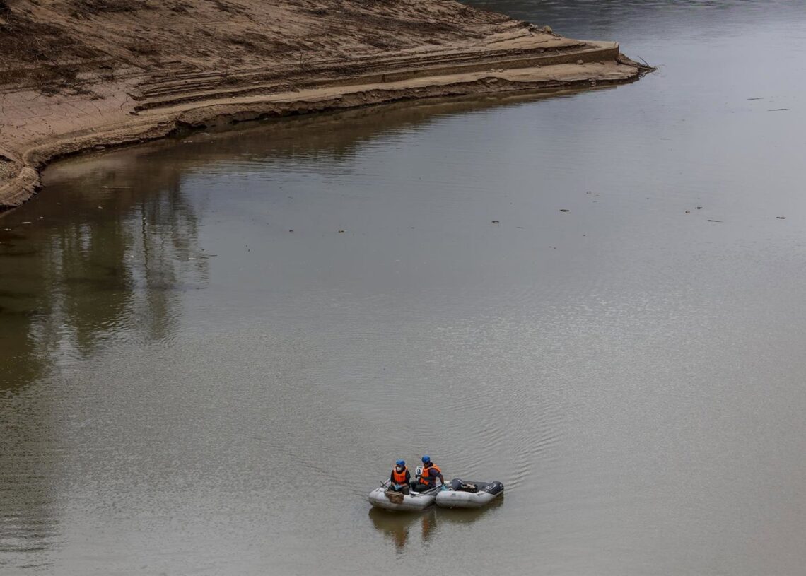 Archivo - Una lancha trabaja para limpiar el agua tras el efecto de la DANA en la presa de Buseo, a 11 de diciembre de 2024, en Chera, Valencia, Comunidad Valenciana (España). Rober Solsona - Europa Press - Archivo