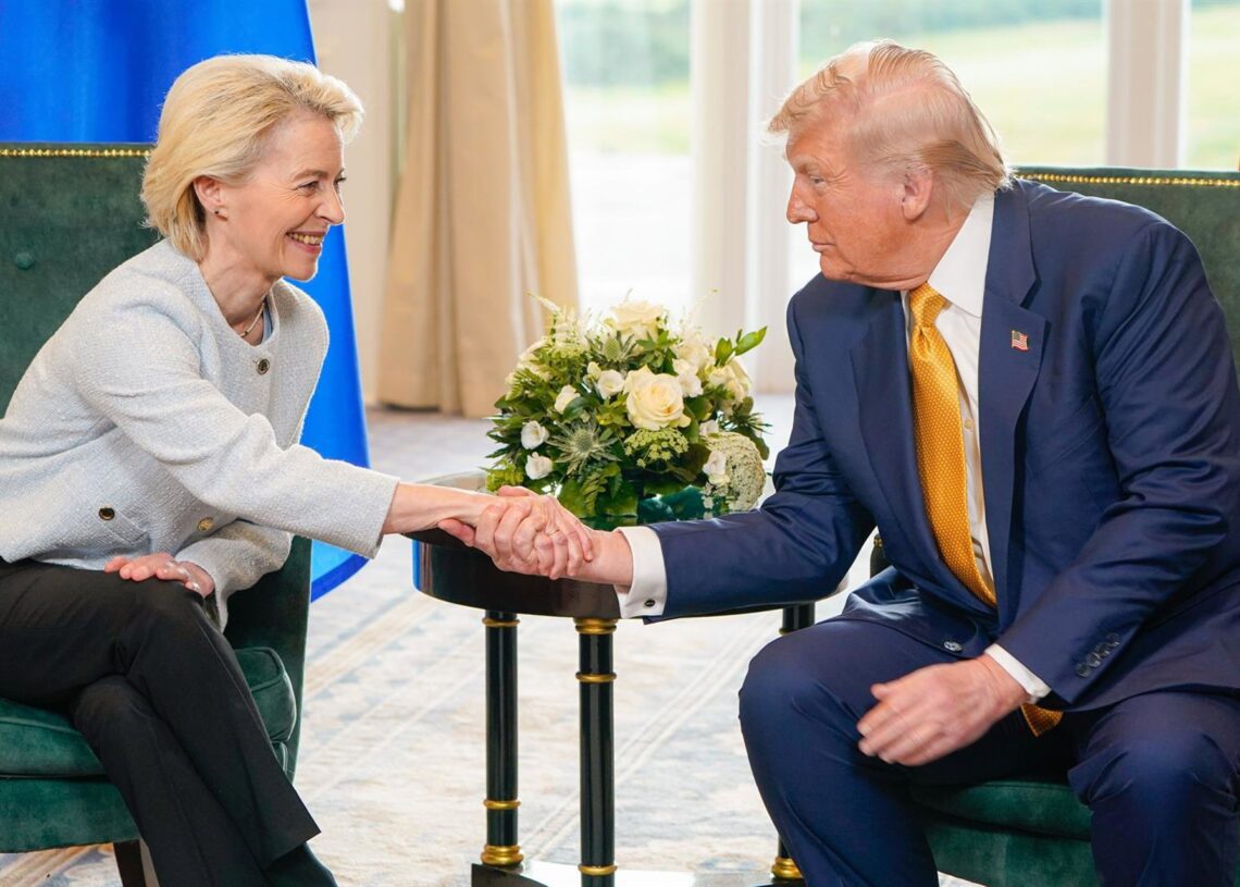 El presidente de EEUU, Donald Trump, y la presidenta de la Comisión Europea, Ursula von der Leyen, durante el encuentro en Escocia en el que cerraron un acuerdo sobre aranceles.Fred Guerdin/EU Commission /dpa
