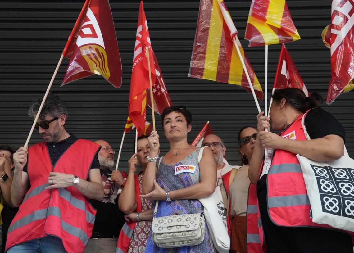 Un grupo de personas con banderas durante una concentración convocada por CCOO el día que comienza la huelga de jueces y fiscales en toda España, a 1 de julio de 2025, en Barcelona, Cataluña (España). David Zorrakino - Europa Press