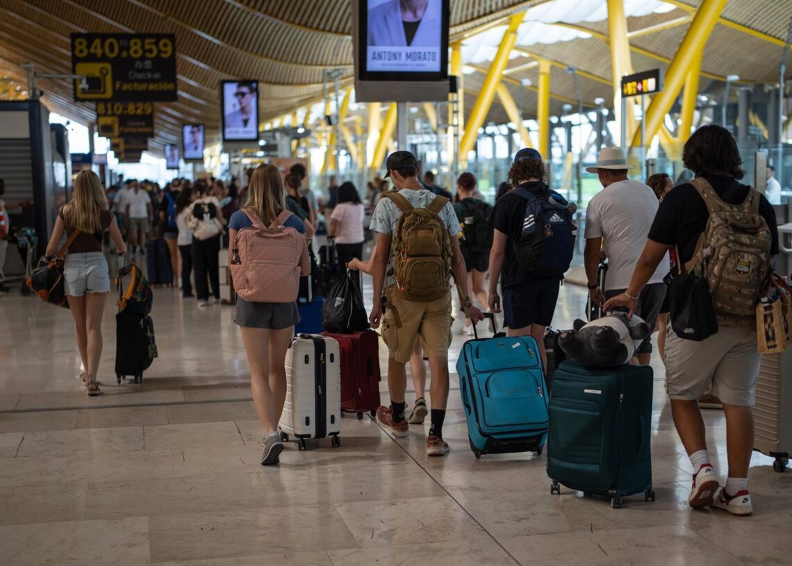 Archivo - Varias personas con maletas en el aeropuerto Adolfo Suárez Madrid-Barajas.Alejandro Martínez Vélez - Europa Press - Archivo