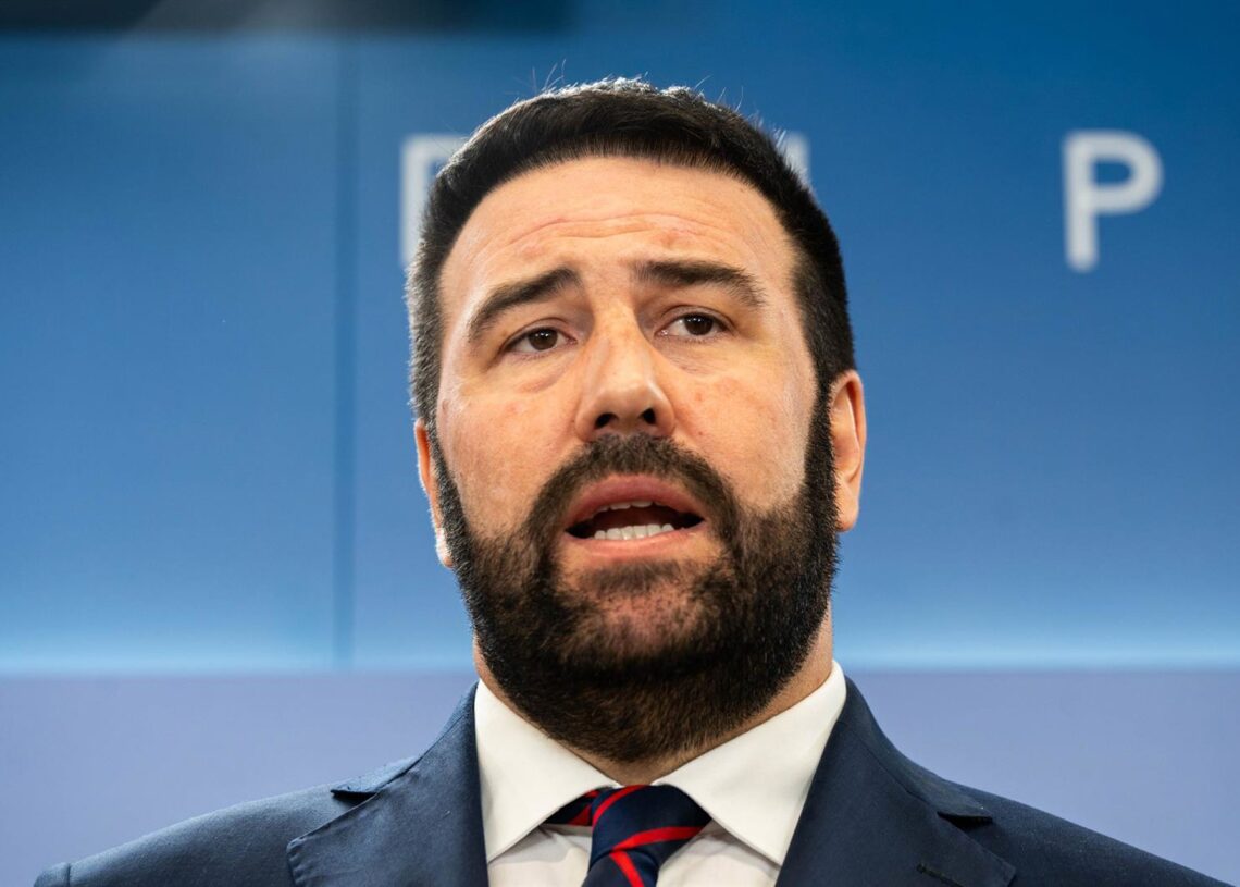 Archivo - El diputado de EH Bildu Jon Iñarritu, durante una rueda de prensa, en el Congreso de los Diputados, a 3 de octubre de 2024, en Madrid (España).Matias Chiofalo - Europa Press - Archivo