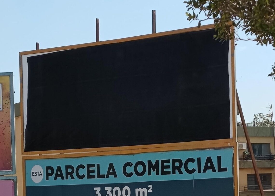 Una de las vallas publicitarias de Vox tapada con una lona negra en El Ejido (Almería).PSOE EL EJIDO
