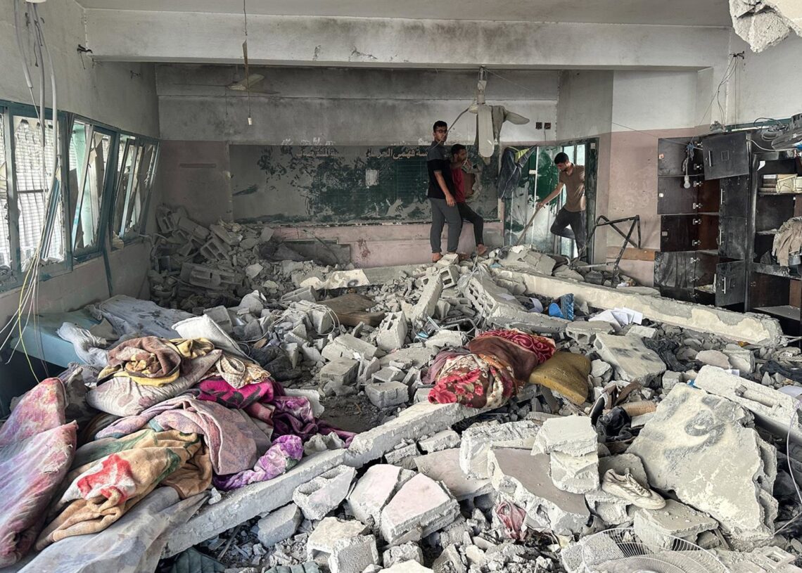Archivo - Palestinos inspeccionan los daños causados por un bombardeo del Ejército de Israel contra una escuela de Gaza.Khasan Alzaanin/TASS via ZUMA Pr / DPA - Archivo