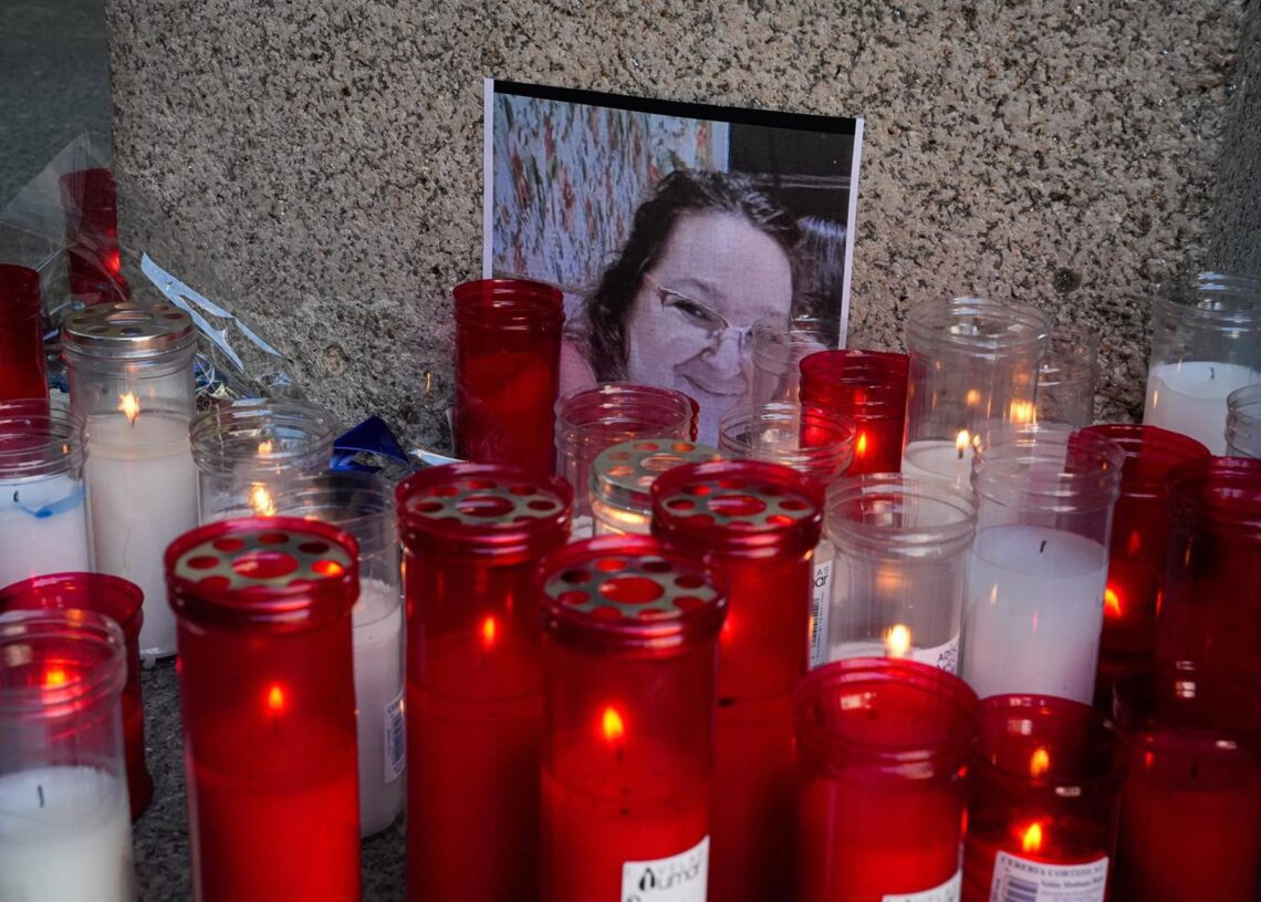 Velas junto a la foto de la fallecida durante una concentración ante el Ayuntamiento de O Porriño.Adrián Irago - Europa Press
