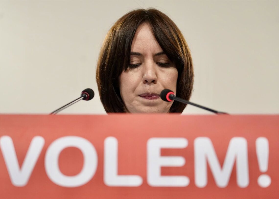 La secretaria general del PSPV-PSOE, Diana Morant, comparece ante los medios de comunicación para valorar la dimisión del hasta ahora comisionado del Gobierno para la Reconstrucción y Reparación de los daños provocados por la dana, José María ÁngelEduardo Manzana - Europa Press