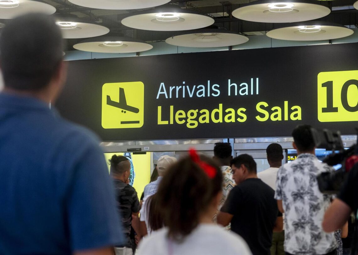Archivo - Varias personas esperan en la puerta de llegadas de la terminal T4 del aeropuerto Adolfo Suárez Madrid-Barajas, a 30 de agosto de 2024, en Madrid (España). Alberto Ortega - Europa Press - Archivo