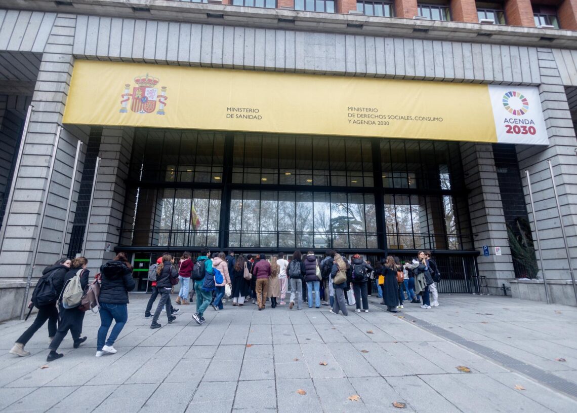 Archivo - Varias personas entran a las pruebas de Formación Sanitaria, en el Ministerio de Sanidad, a 25 de enero de 2025, en Madrid (España).Ricardo Rubio - Europa Press - Archivo