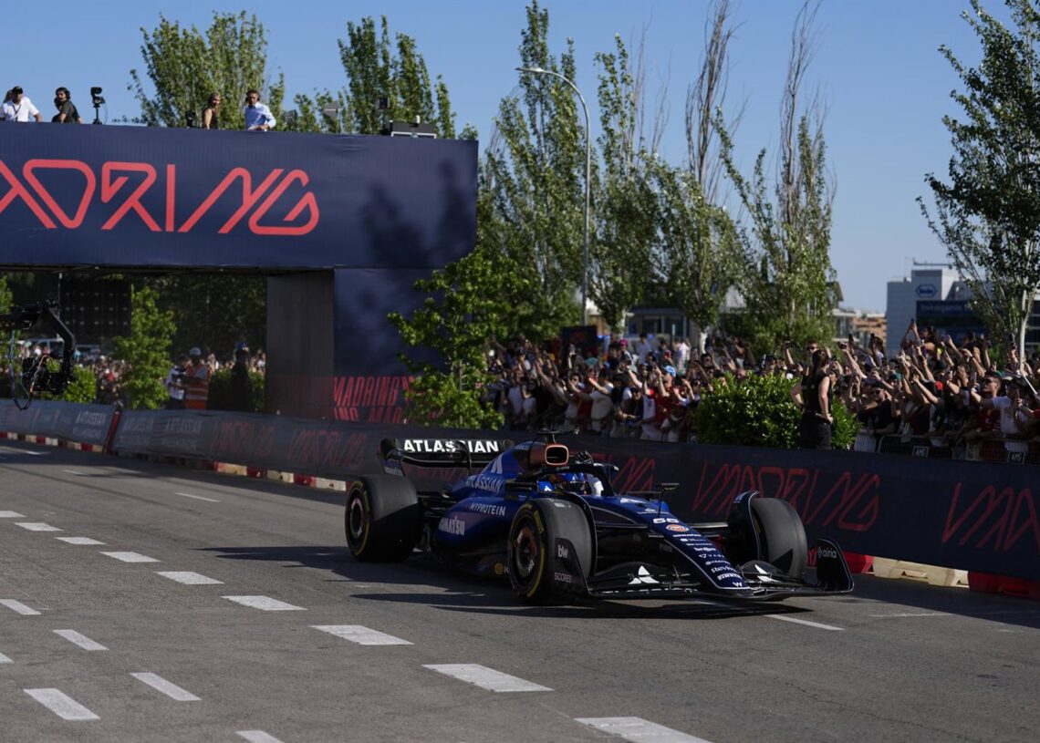 Archivo - Carlos Sainz in action during an exhibition with Williams at the future Madring F1 circuit on June 07, 2025 in Madrid, Spain.Oscar J. Barroso / AFP7 / Europa Press - Archivo