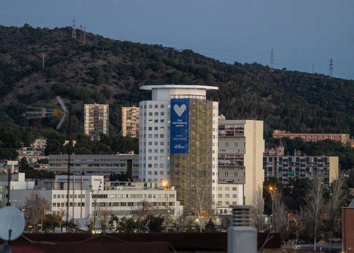 Archivo - Fachada del Hospital de la Vall d’Hebron de Barcelona, donde se atenderán a 3 de los 6 menores palestinos llegados a Catalunya para recibir atención sanitaria.David Zorrakino - Europa Press - Archivo