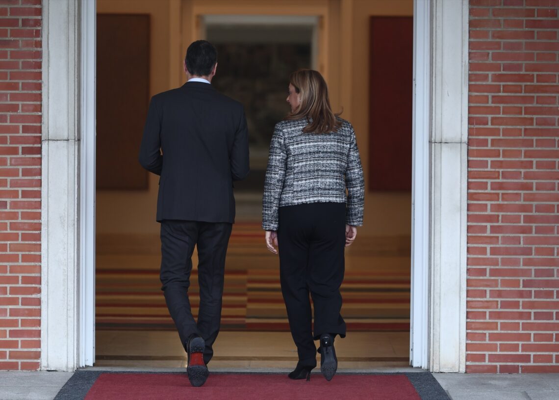 Foto de archivo del presidente del Gobierno, Pedro Sánchez, con la diputada de Coalición Canaria en el Congreso, Cristina Valido, en el Palacio de la Moncloa, el 13 de marzo de 2025 | EDUARDO PARRA (EUROPA PRESS)