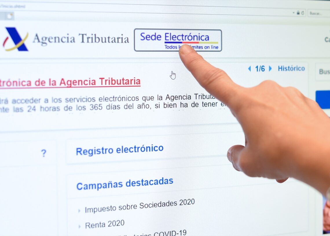(Foto de ARCHIVO)
Una persona en la sede electrónica de la Agencia Tributaria | GUSTAVO VALIENTE