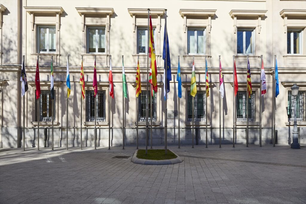 Banderas de todas las comunidades autónomas, frente a la fachada del Palacio del Senado. Jesús Hellín/Europa Press.