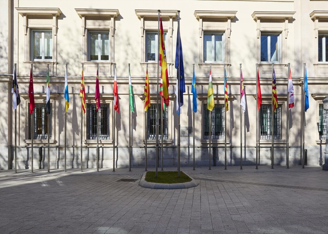 Banderas de todas las comunidades autónomas, frente a la fachada del Palacio del Senado. Jesús Hellín/Europa Press.