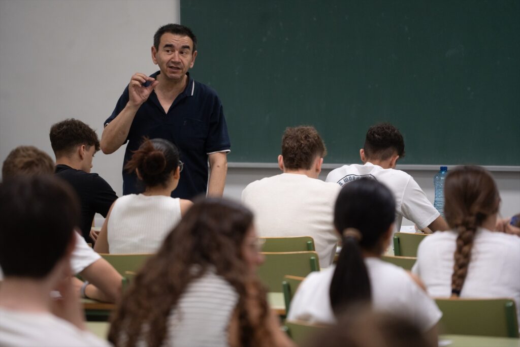 Un profesor durante el primer examen de la primera jornada de selectividad 2025 en Valencia. Jorge Gil/Europa Press.