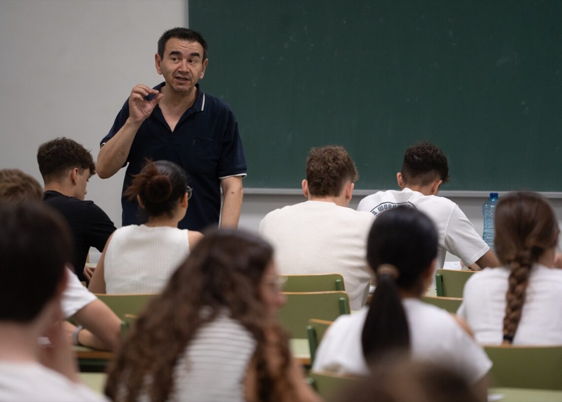 Un profesor durante el primer examen de la primera jornada de selectividad 2025 en Valencia. Jorge Gil/Europa Press.