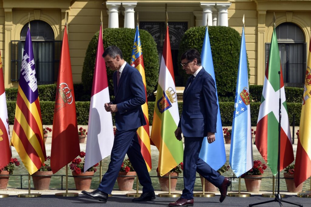El presidente de España, Pedro Sánchez, y el de Cataluña, Salvador Illa, en la última Conferencia de Presidentes, celebrada en Barcelona. David Oller/Europa Press.