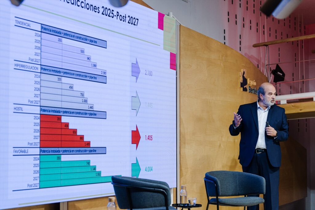 El presidente de la Asociación Española de Data Centers (Spain DC), Emilio Díaz, en un encuentro informativo bajo el título 'Centros de datos: el cerebro de la era digital', en el Espacio Bertelsmann (Madrid), el 18 de junio de 2025.
