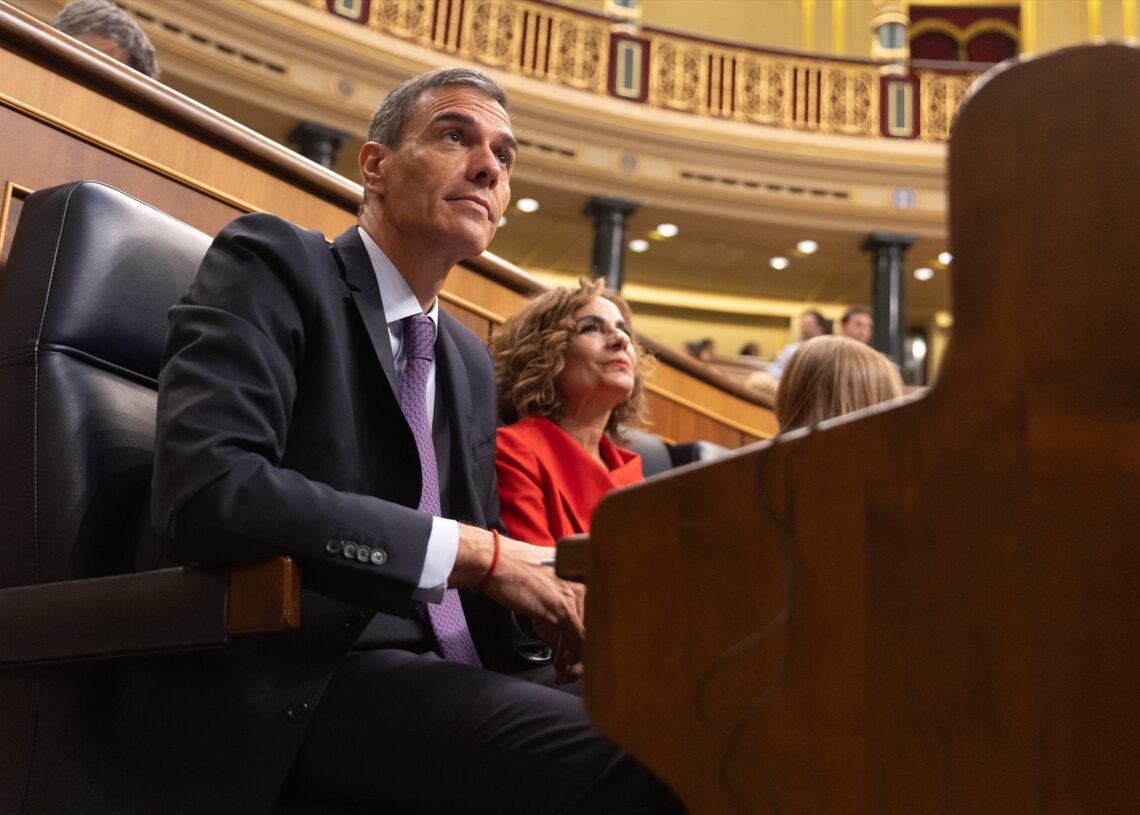 (Foto de ARCHIVO)
El presidente del Gobierno, Pedro Sánchez y la vicepresidenta de Hacienda, María Jesús Montero, durante un pleno extraordinario, en el Congreso de los Diputados, a 9 de julio de 2025, en Madrid | Eduardo Parra / Europa Press