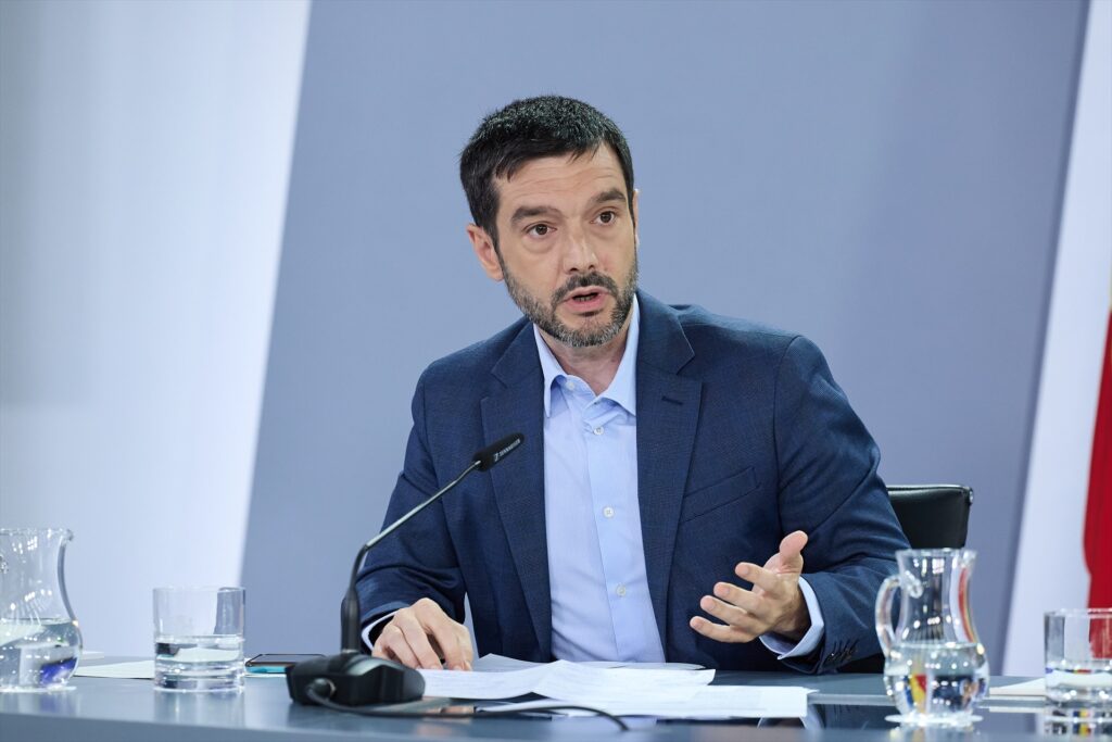 El ministro de Derechos Sociales, Consumo y Agenda 2030, Pablo Bustinduy, durante una rueda de prensa posterior a la reunión del Consejo de Ministros | Jesús Hellín (Europa Press).