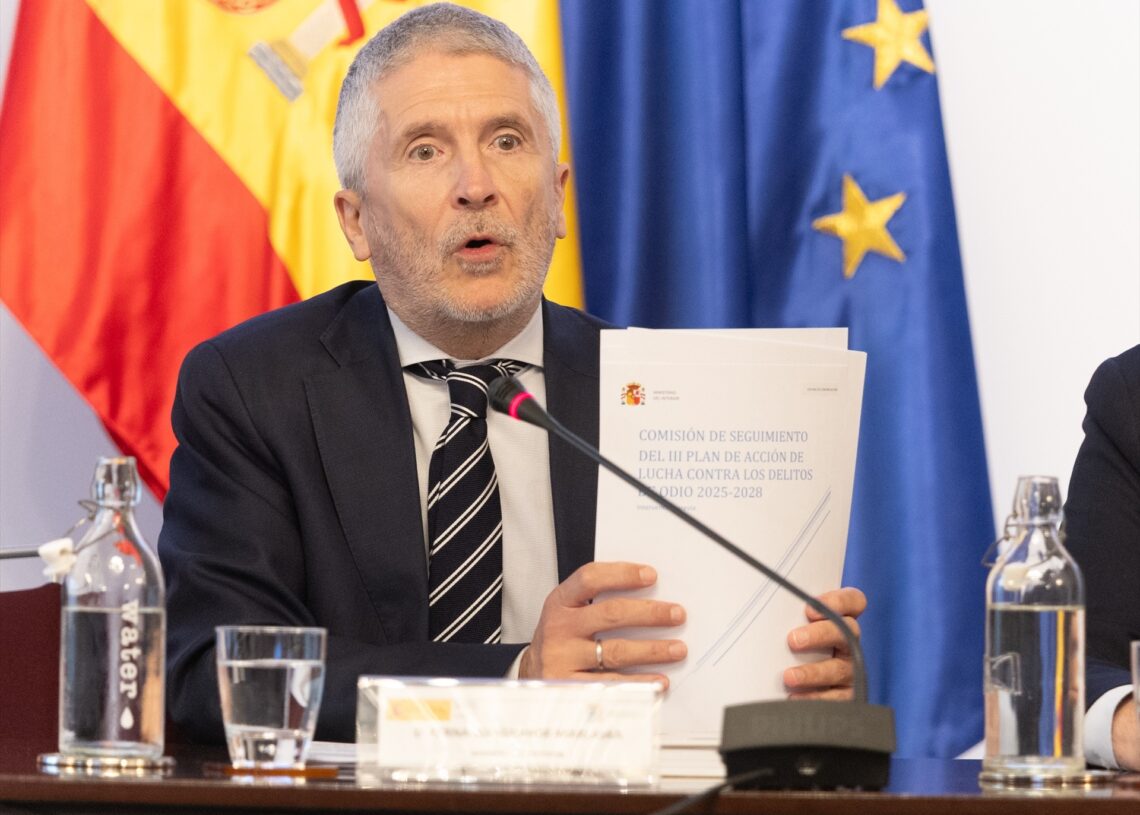 (Foto de ARCHIVO)
El ministro de Interior, Fernando Grande-Marlaska (c), durante la reunión extraordinaria de la Comisión de seguimiento del III Plan de Acción de Lucha contra los Delitos de Odio 2025-2028, en el Ministerio (EP)