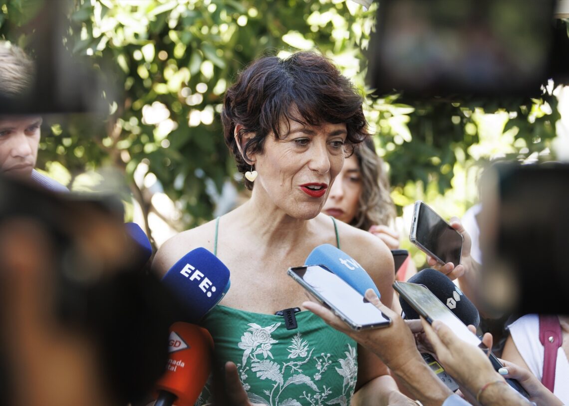 (Foto de ARCHIVO)
La ministra de Inclusión, Seguridad Social y Migraciones, Elma Saiz, atiende a los medios a su llegada al acto 'El arte como altavoz de la cultura gitana' | ÁLEX CÁMARA