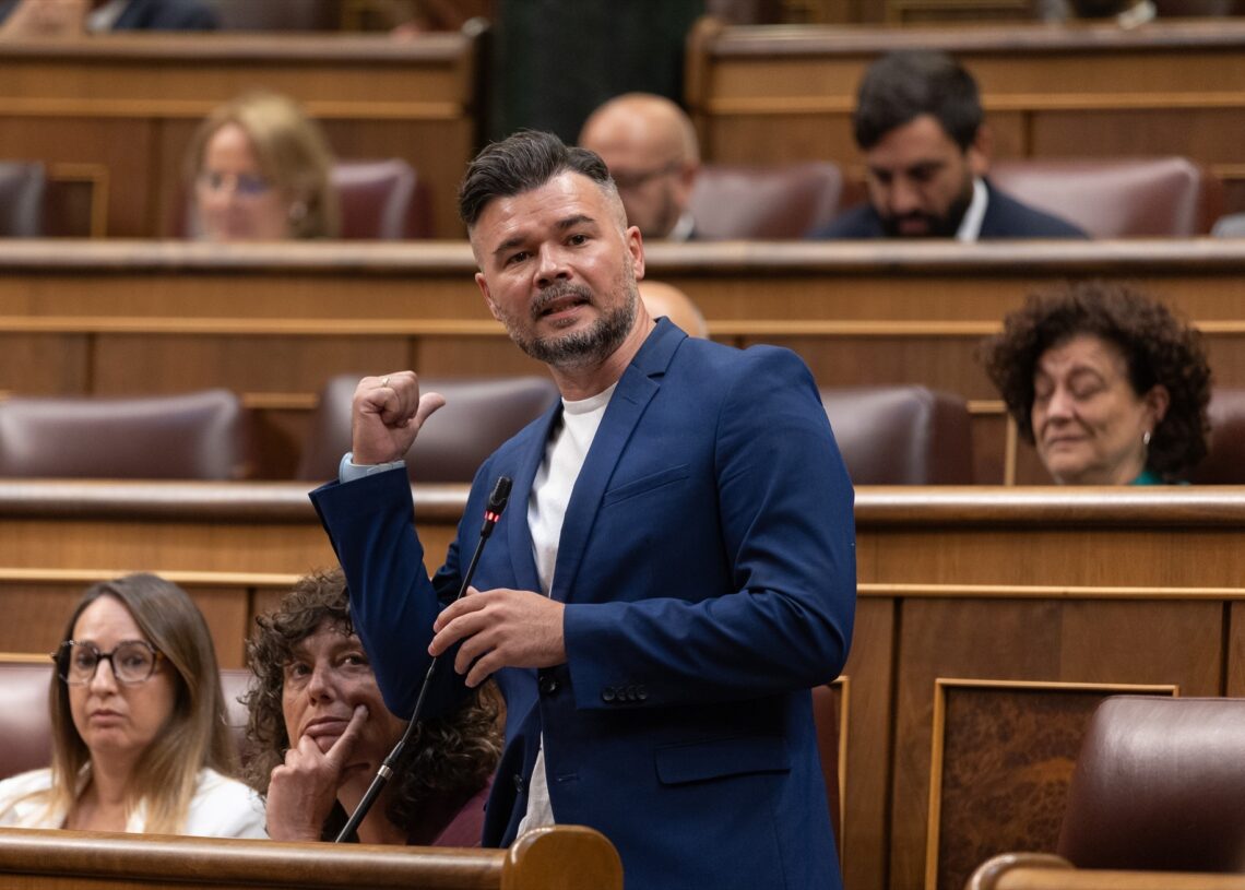 (Foto de ARCHIVO)
El portavoz de ERC en el Congreso, Gabriel Rufián, atiende a los medios de comunicación durante una sesión plenaria extraordinaria, en el Congreso de los Diputados | EDUARDO PARRA (EP)