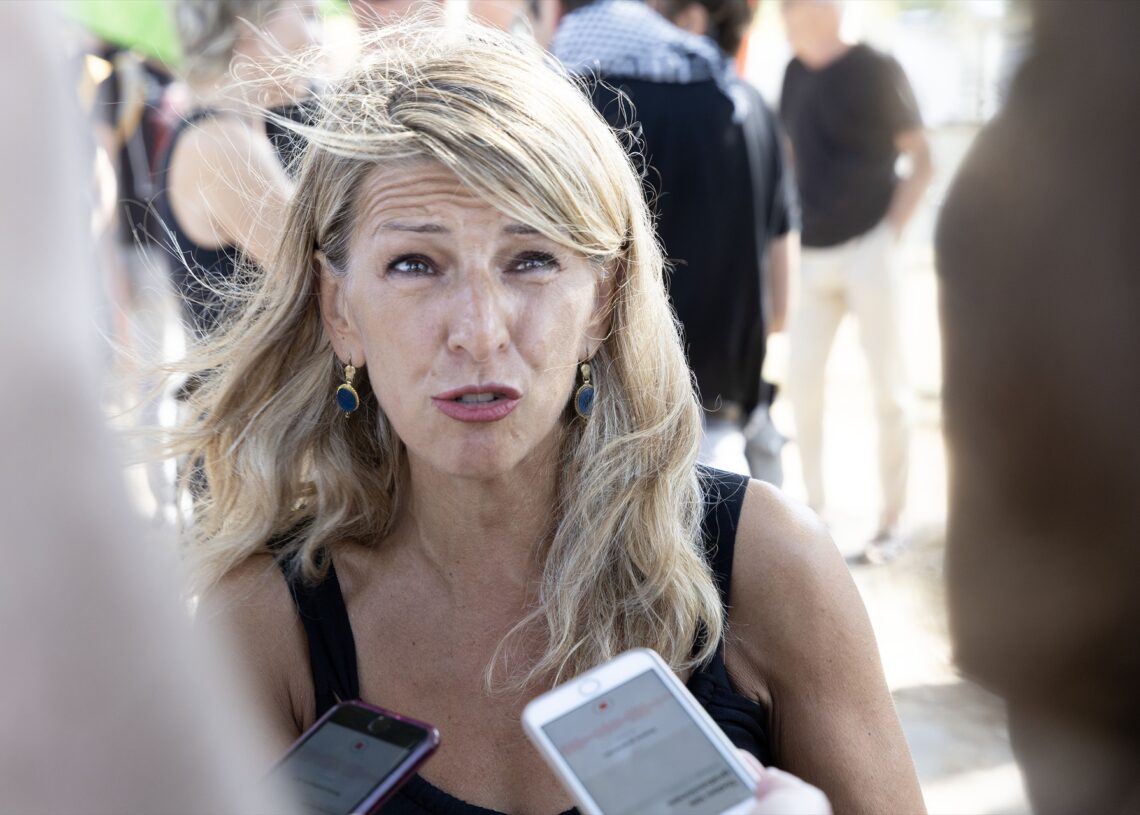 (Foto de ARCHIVO)
La vicepresidenta segunda y ministra de Trabajo y Economía Social, Yolanda Díaz, atiende a los medios durante la manifestación a favor de Palestina, en Playa América, a 15 de agosto de 2025, en Nigrán, Pontevedra, Galicia (España) | EP