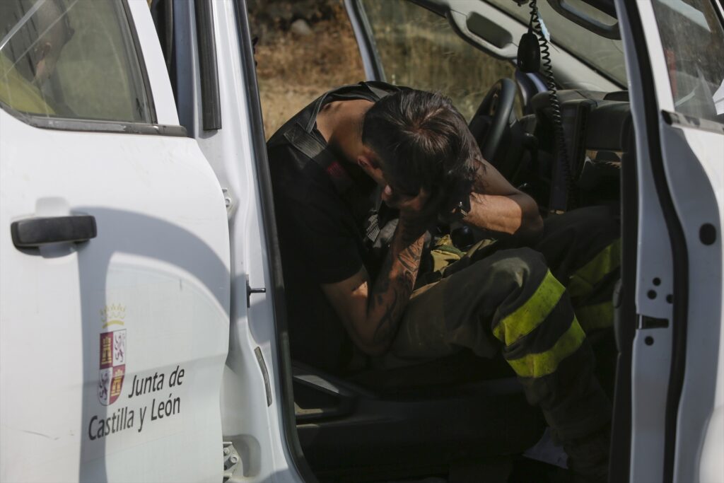 Un bombero forestal en el incendio de Molinaferrera (León). Fernando Otero / Europa Press.