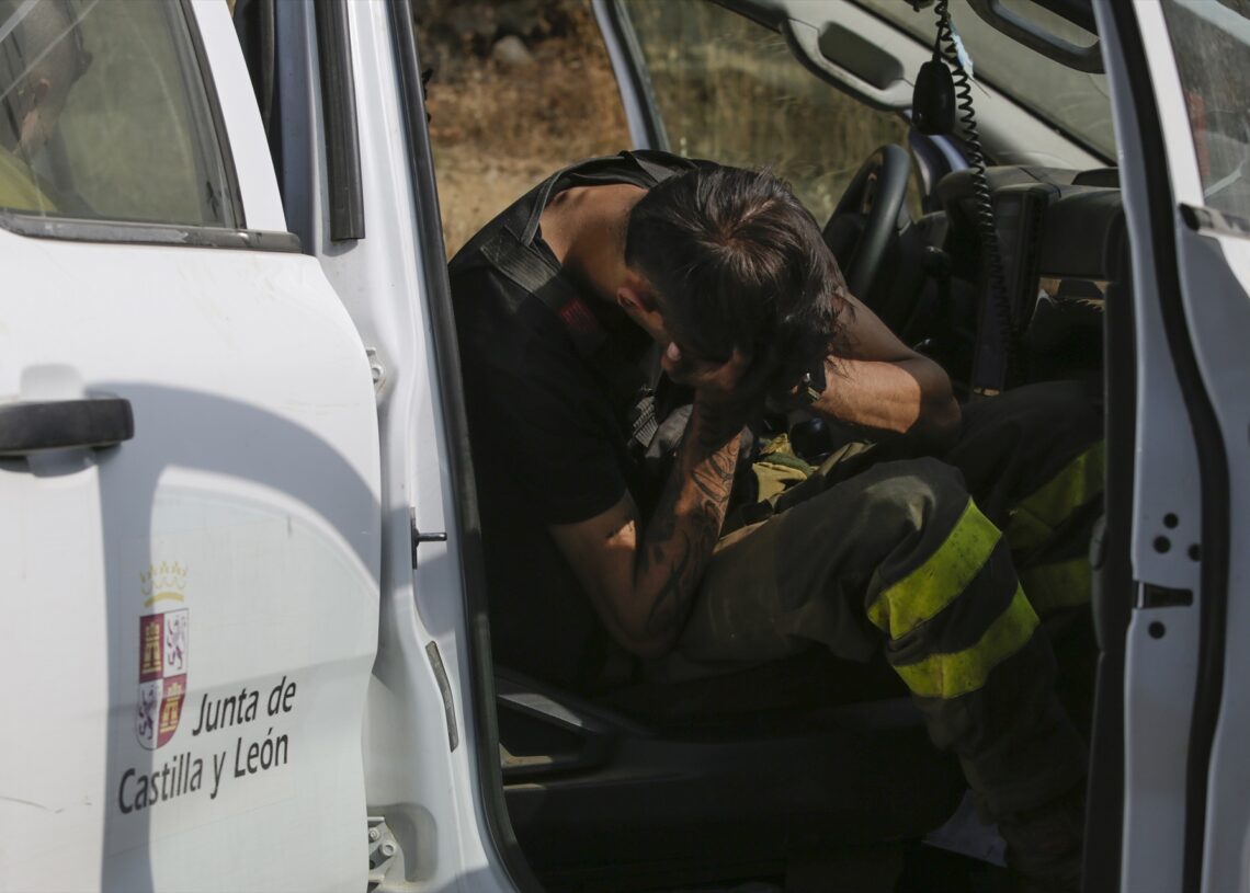 Un bombero forestal en el incendio de Molinaferrera (León). Fernando Otero / Europa Press.