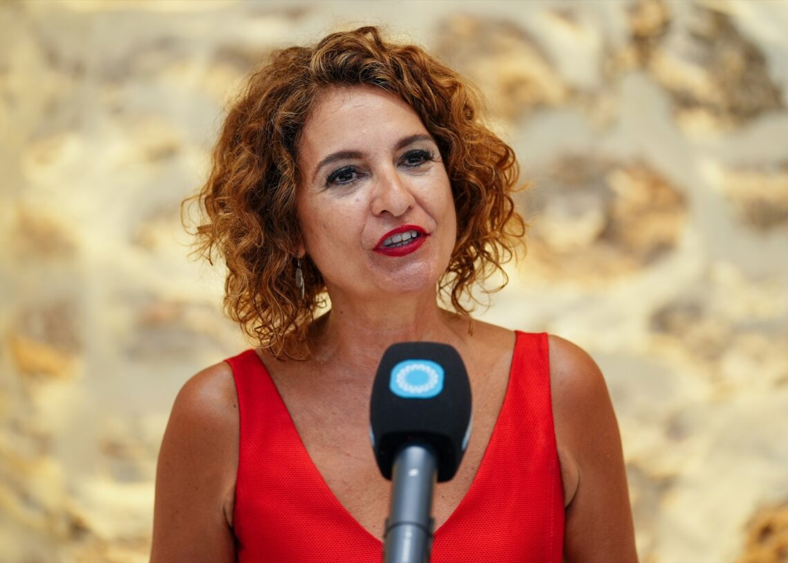 La vicepresidenta primera del Gobierno y ministra de Hacienda, María Jesús Montero, atiende a los medios antes de su visita al ayuntamiento rehabilitado. A 18 de agosto de 2025 en Rota, Cádiz (Andalucía, España) | EP
