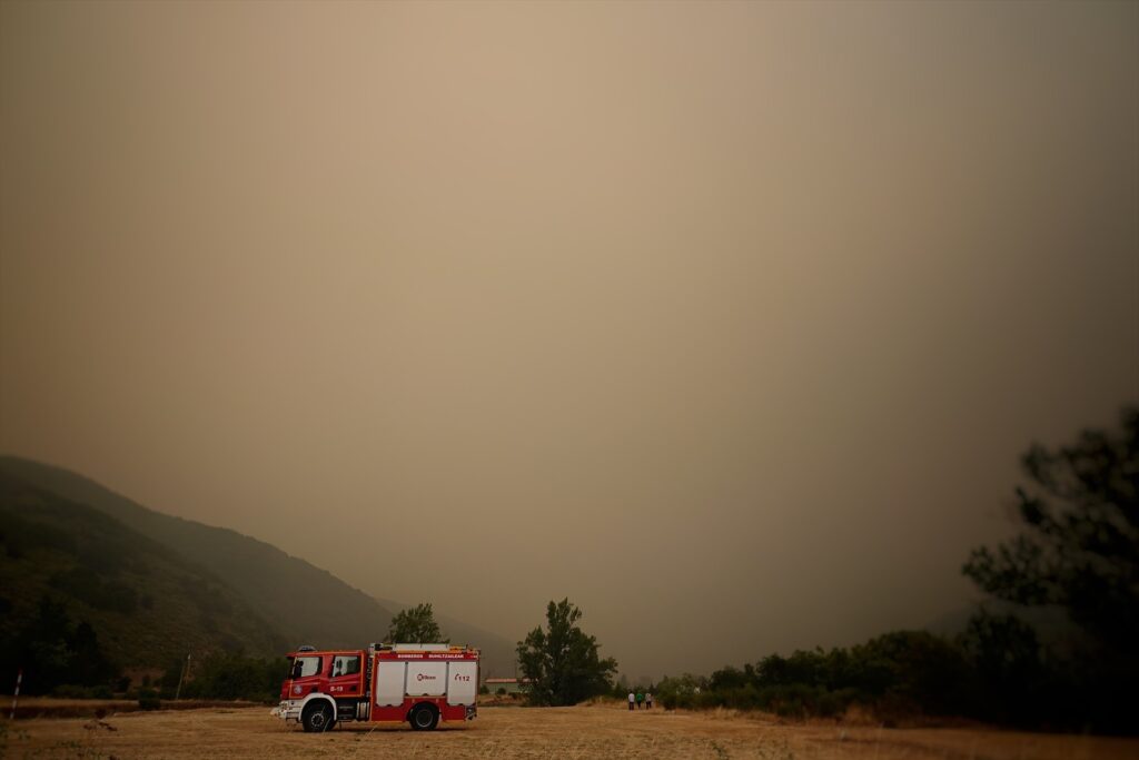 Un camión de bomberos trabaja en las labores de extinción del incendio en el entorno de los Picos de Europa | Xuan Cueto (Europa Press).