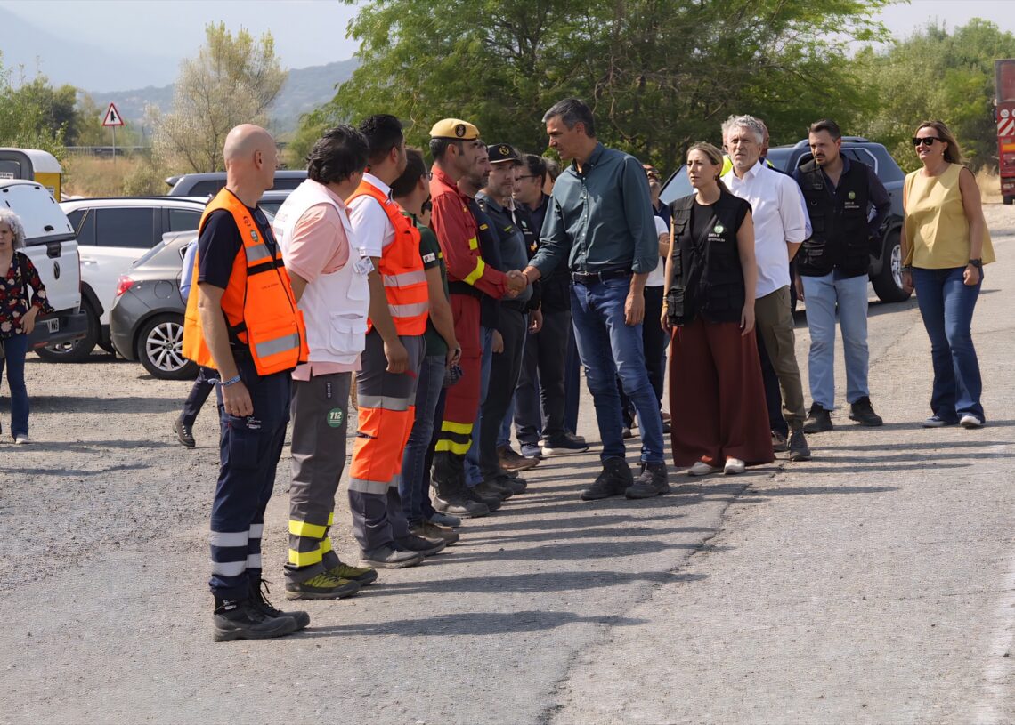 (Foto de ARCHIVO)
El presidente del Gobierno, Pedro Sánchez, visita el Puesto de Mando Avanzado de Jarillas, para conocer la evolución de los fuegos junto a los responsables de emergencia, a 18 de agosto de 2025, en Jarillas, Extremadura (España) | CARLOS CRIADO
