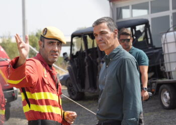 El presidente del Gobierno, Pedro Sánchez, visita el Puesto de Mando Avanzado de Jarillas, para conocer la evolución de los fuegos junto a los responsables de emergencia, a 18 de agosto de 2025, en Jarillas, Extremadura (España) | CARLOS CRIADO (EP)