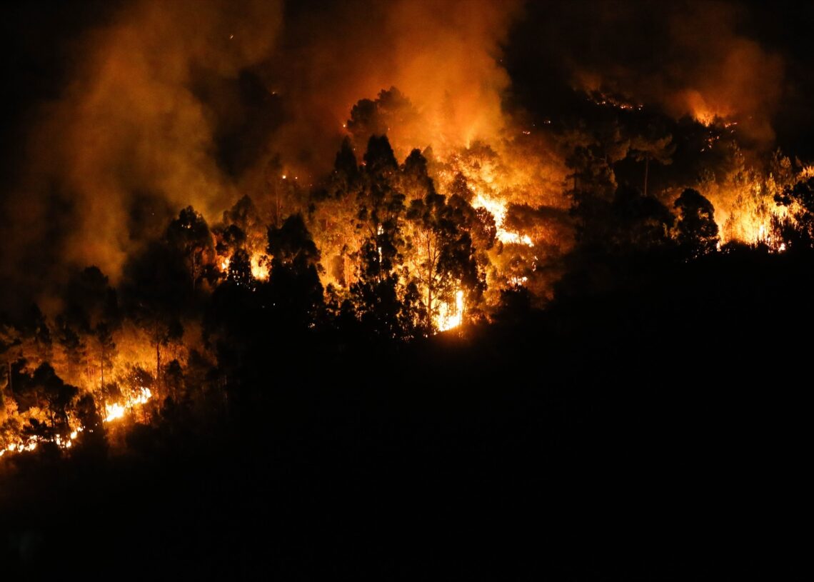 Fuego en el Concello de Quiroga (Lugo), a 20 de agosto de 2025. Carlos Castro / Europa Press.