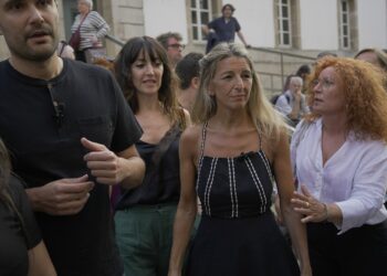 La ministra de Trabajo y Economía Social, Yolanda Díaz (c), asiste a una concentración contra la política forestal del PP en Galicia, convocada por ‘Por un Monte Galego con Futuro’, en las escaleras del Museo Marco, a 21 de agosto de 2025, en Vigo, Pontevedra, Galicia (España) | EP