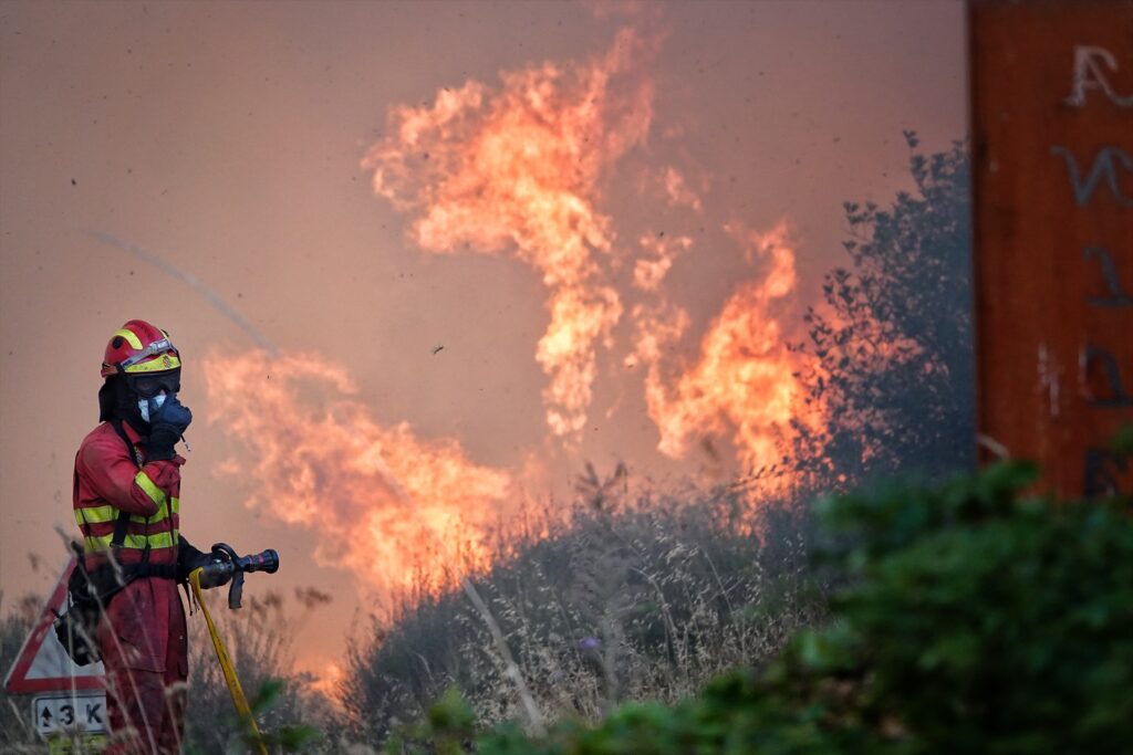 Un bombero trata de apagar el fuego, el pasado 21 de agosto, Anllarinos del Sil (León).