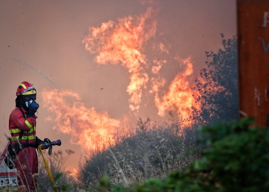 Un bombero trata de apagar el fuego, el pasado 21 de agosto, Anllarinos del Sil (León).
