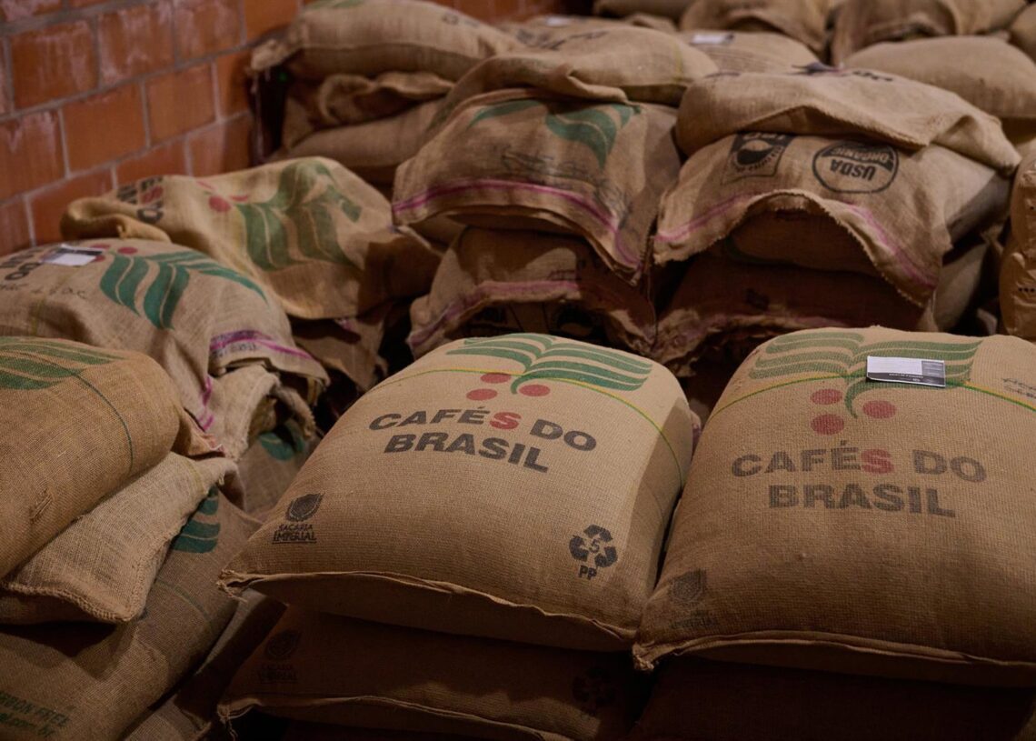 Archivo - Sacos de café arábica, un producto afectado por los aranceles del 50% impuestos por el Gobierno de Estados Unidos,  preparados para la exportación en una finca cerca de São Paulo, BrasilEuropa Press/Contacto/Igor Do Vale