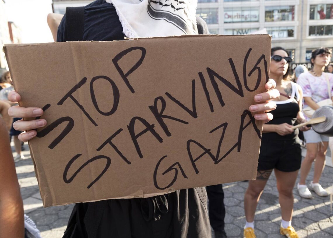 Un manifestante sosteniene un cartel que reza "Detengan el hambre en Gaza"  Europa Press/Contacto/Gina M Randazzo